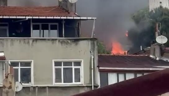 istanbulda-uc-gecekonduda-yangin-mudahale-suruyor-kv2HOV9m.jpg