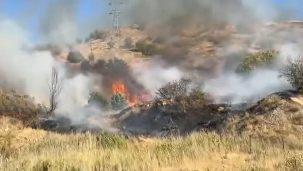 Hakkari’de anız yangını: Alevler rüzgarın etkisiyle yayıldı