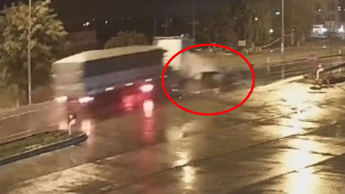 afyonkarahisarda otomobile tir carpti 1 olu 48hVBLyI.jpg