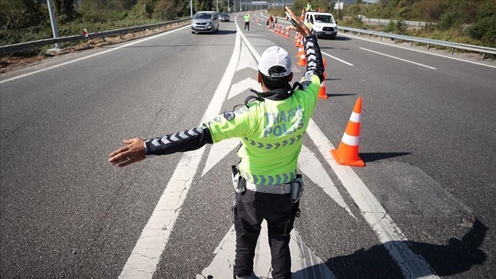 istanbulda trafikte cikan tartisma elektrikli testereli ve sopali kavgaya donustu k2dF5Ipu.jpg