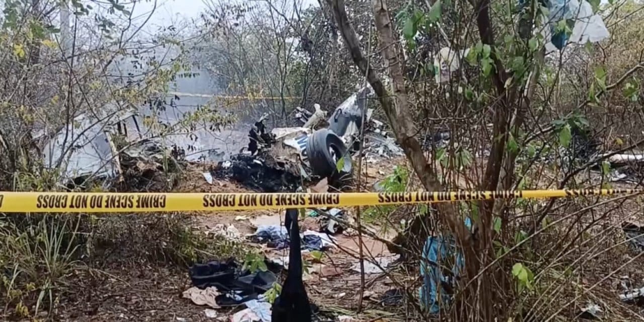 kenyada ucak dustu kurtulan olmadi IqIRUL8K.jpg