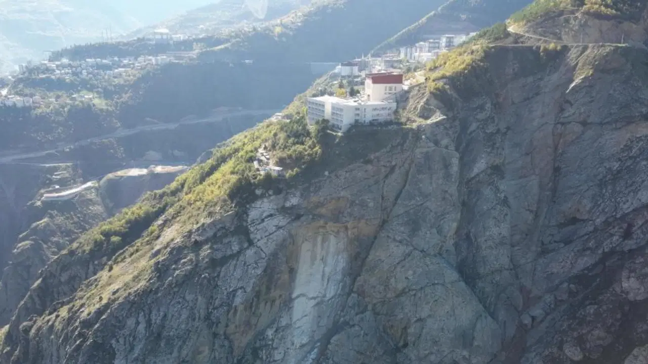 artvinde kaya parcasi koptu panik yasandi 600 ogrenci tahliye edildi 1slPaGfZ.jpg