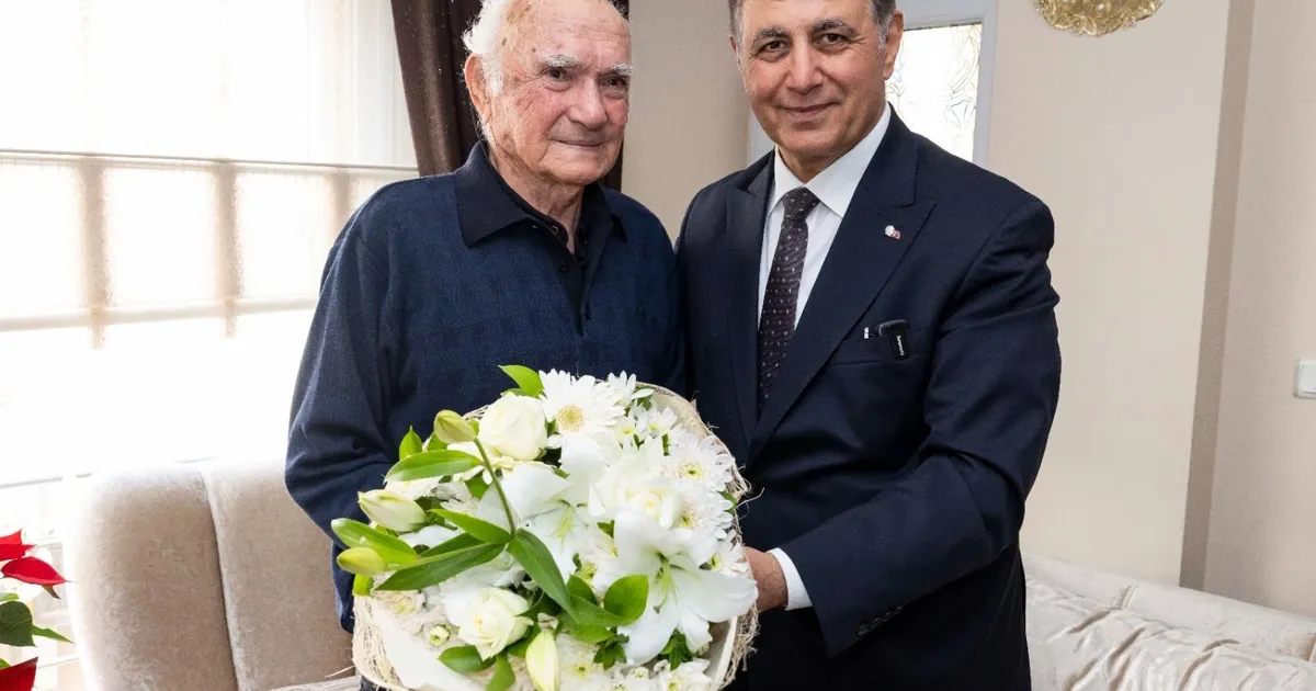 Başkan Tugay’dan lise öğretmenini duygulandıran ziyaret