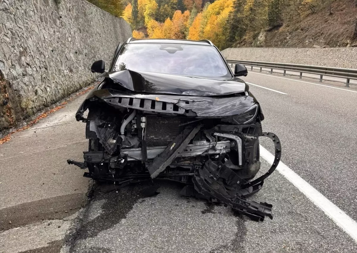 boluda elektrikli otomobil kazasi surucu yaralanmadi CyiX7t1T.jpg