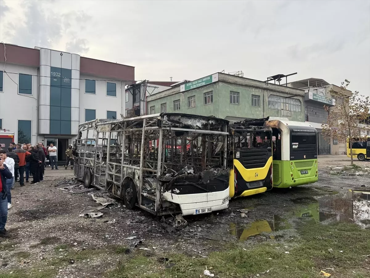 Bursa’da Otobüs Yangını: 3 Araç Yanarak Kullanılamaz Hale Geldi