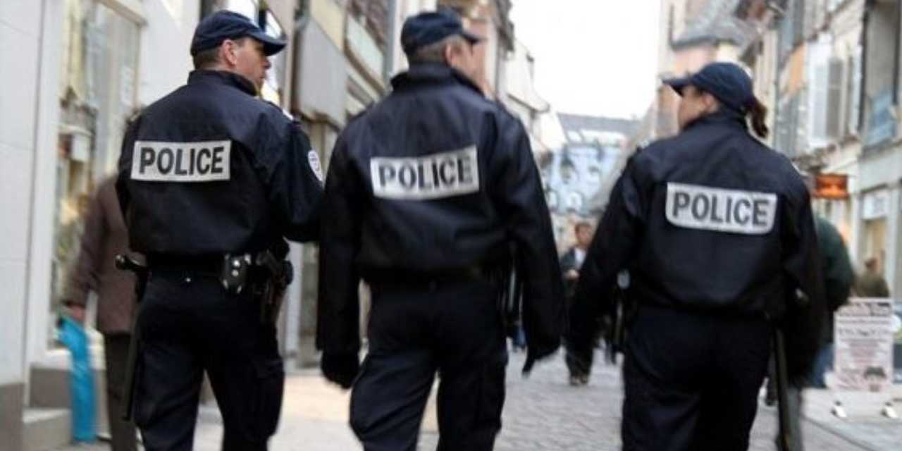 fransada panik anlari bir arac kalabaligin arasina daldi YVVlrrdJ.jpg