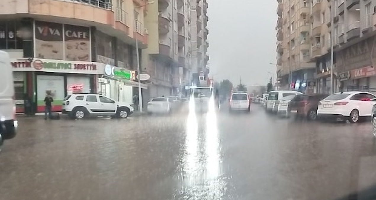 Mardin’i sağanak vurdu; dereler taştı, yollar göle döndü