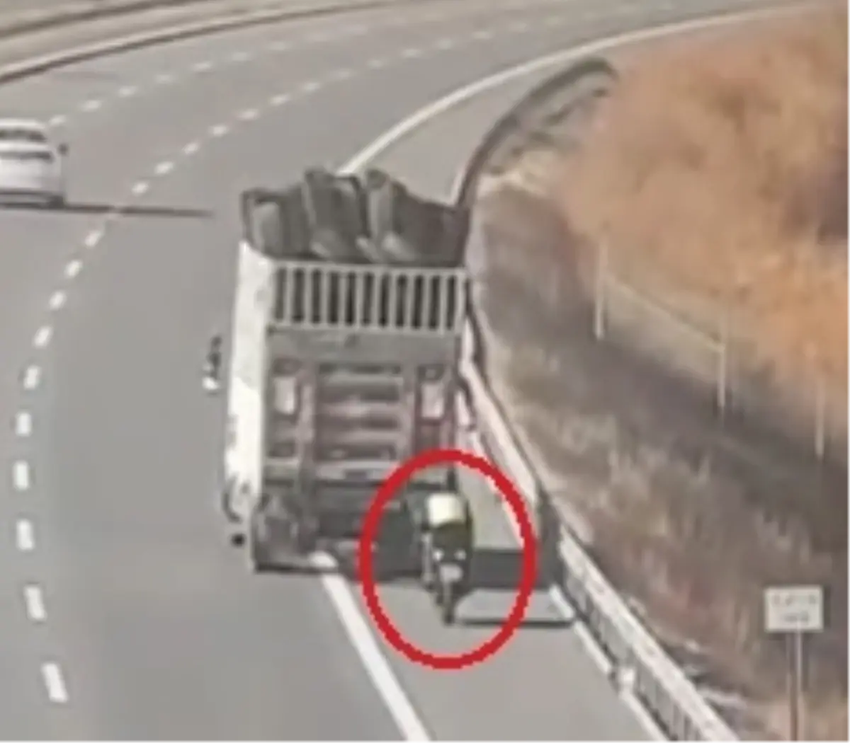 Motosiklet Kamyonete Bağlandı, 8 Bin TL Ceza