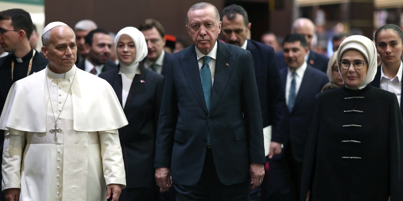 Papa’nın ziyareti dünya manşetlerinde