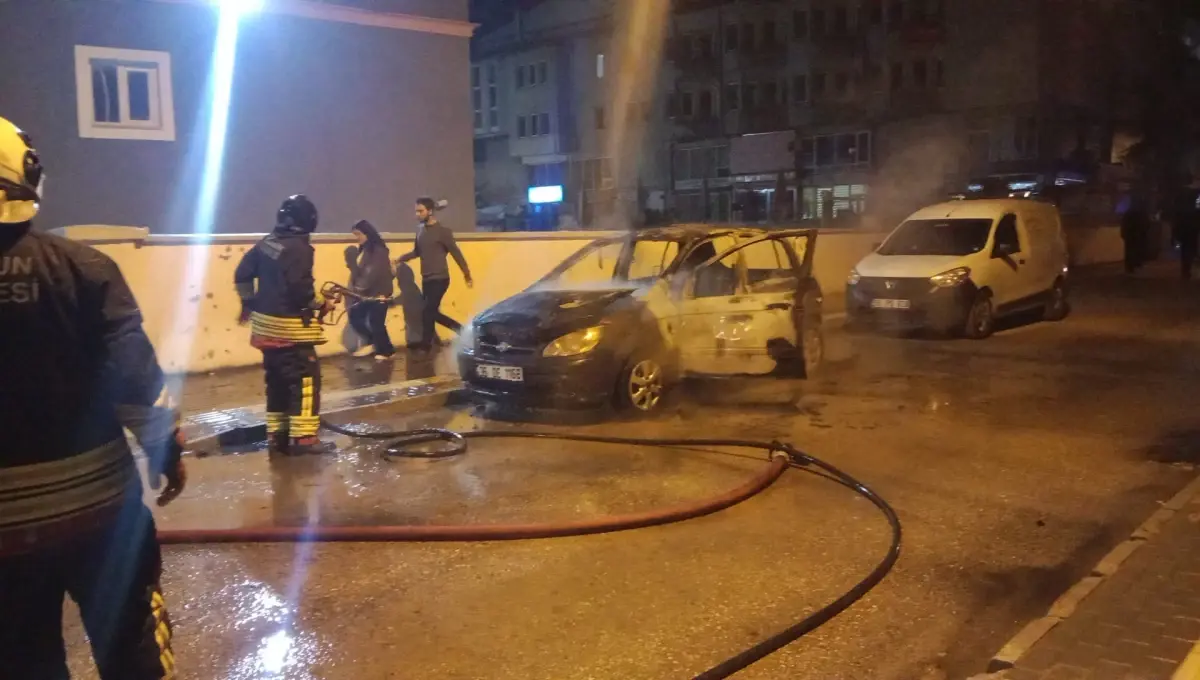 Vezirköprü’de Park Halindeki Araçta Yangın