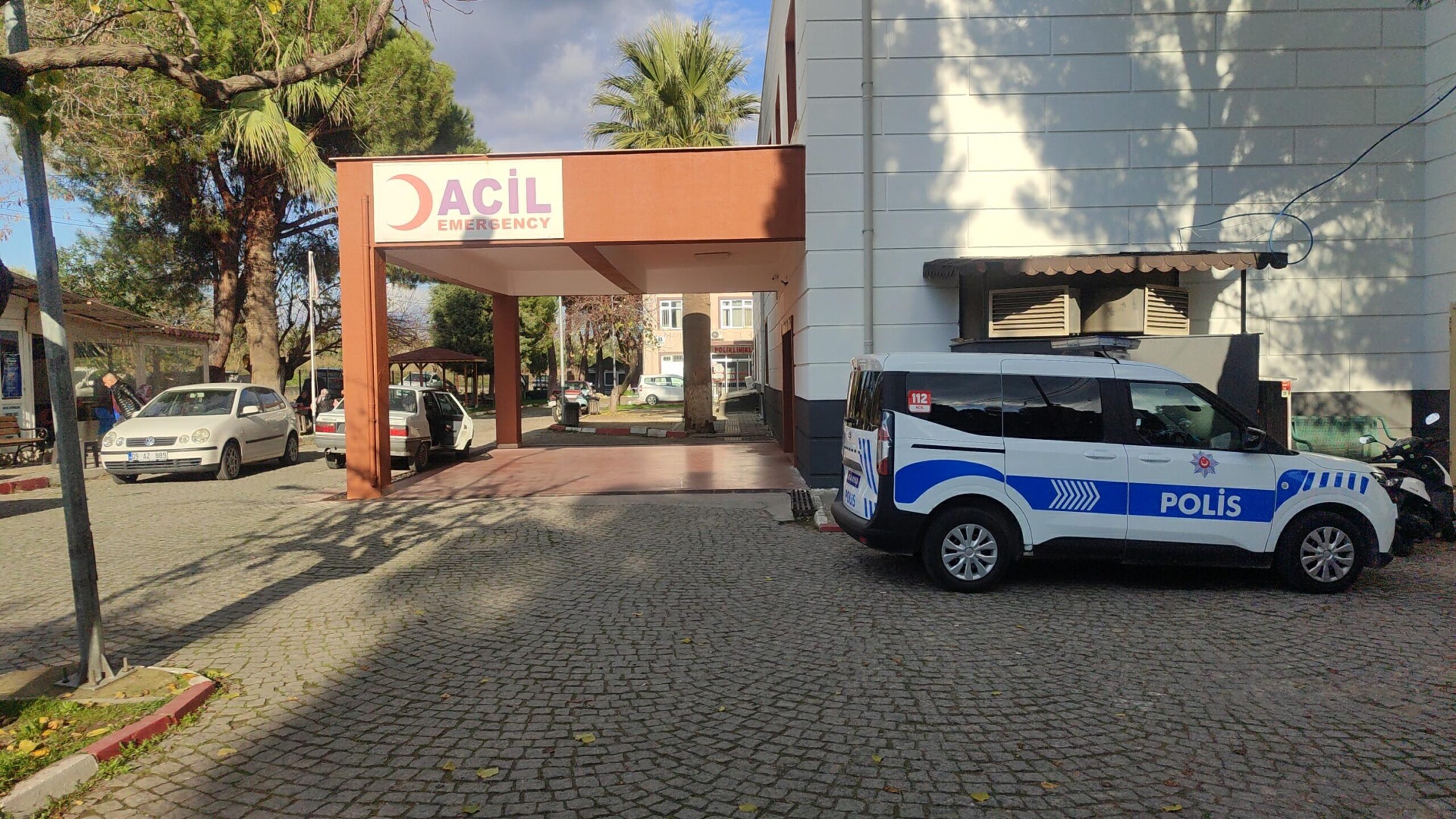 Birlikte alkol aldıkları otomobilde uyuyan 3 arkadaştan 1’i öldü