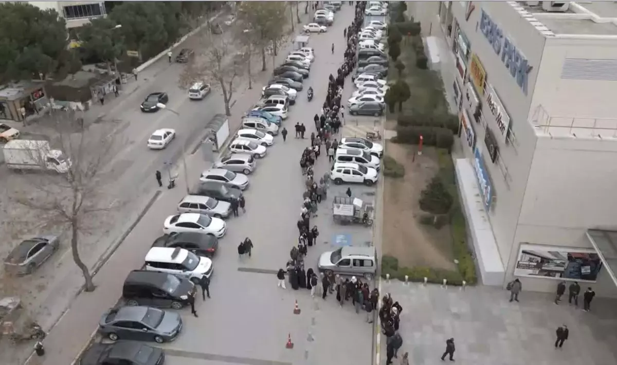 Denizli’de Market Açılışı İçin Gece Kuyruğu