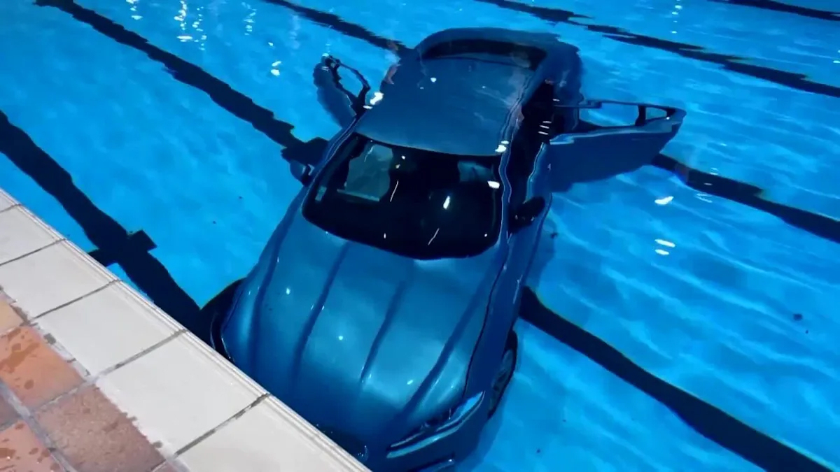 Fransa’da bir sürücü fren yerine gaza basınca kendini havuzda buldu