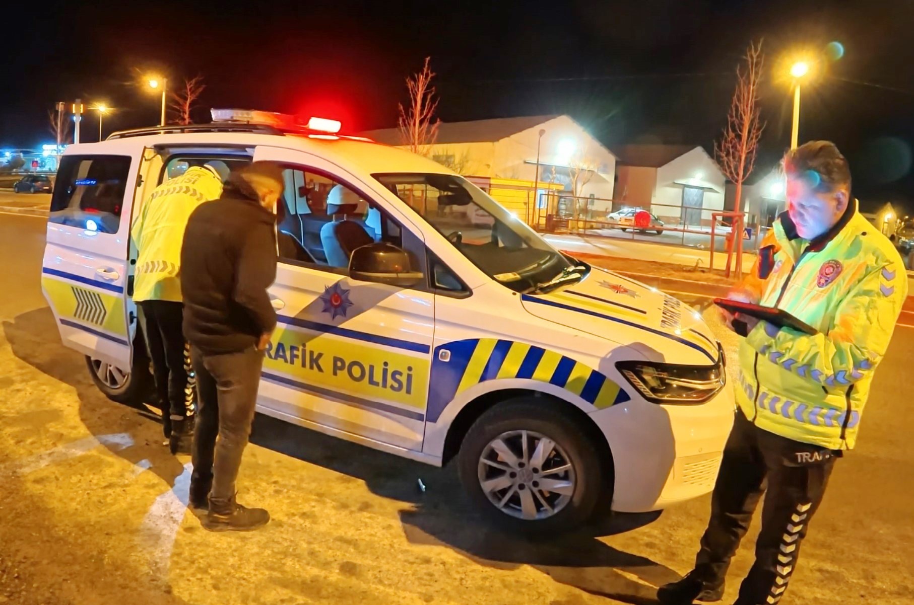 Alkollü araç kullanırken yakalandı, ehliyeti alındı, içmeyi sürdürdü