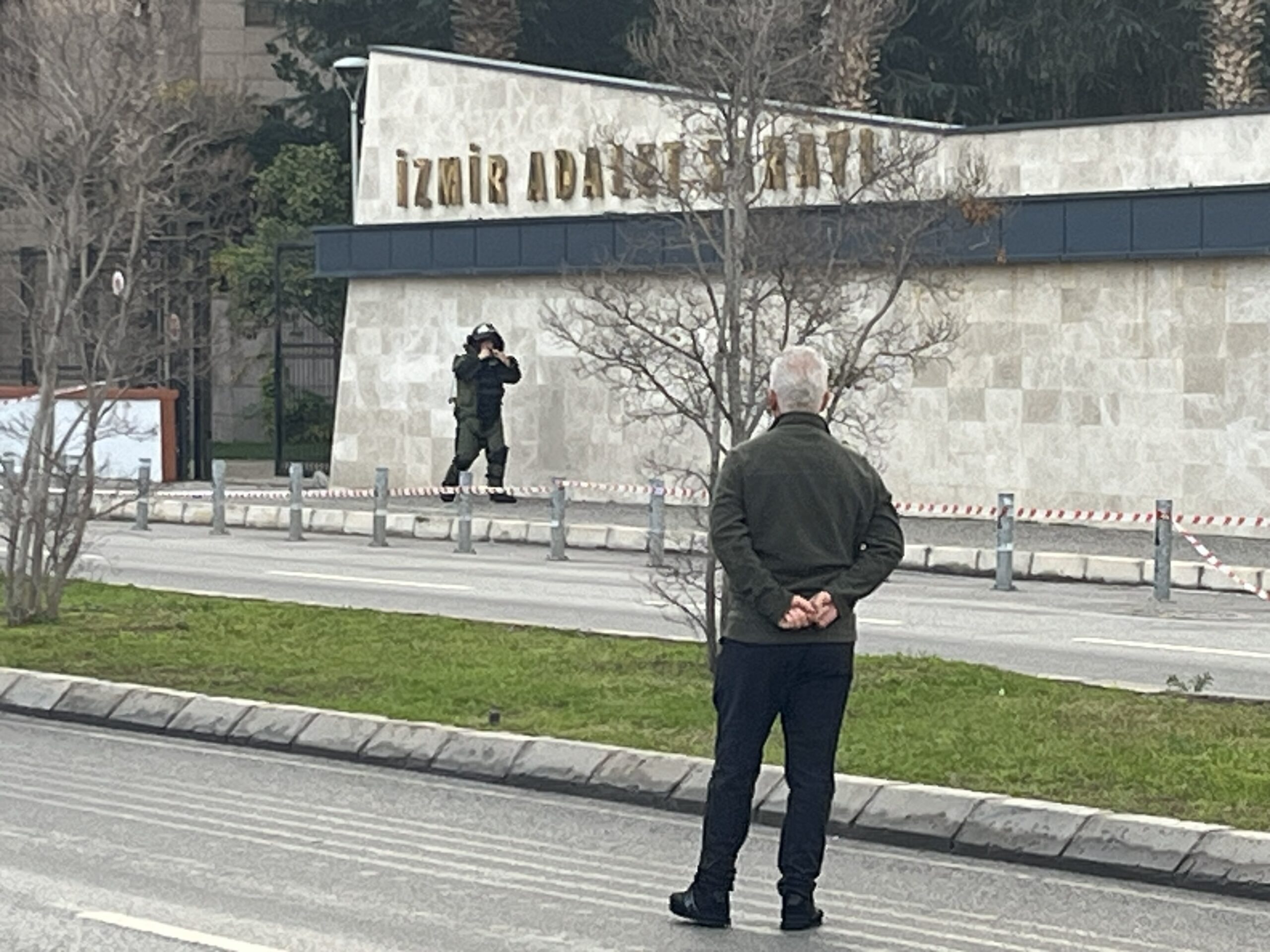 İzmir Adliyesi önünde bomba paniği